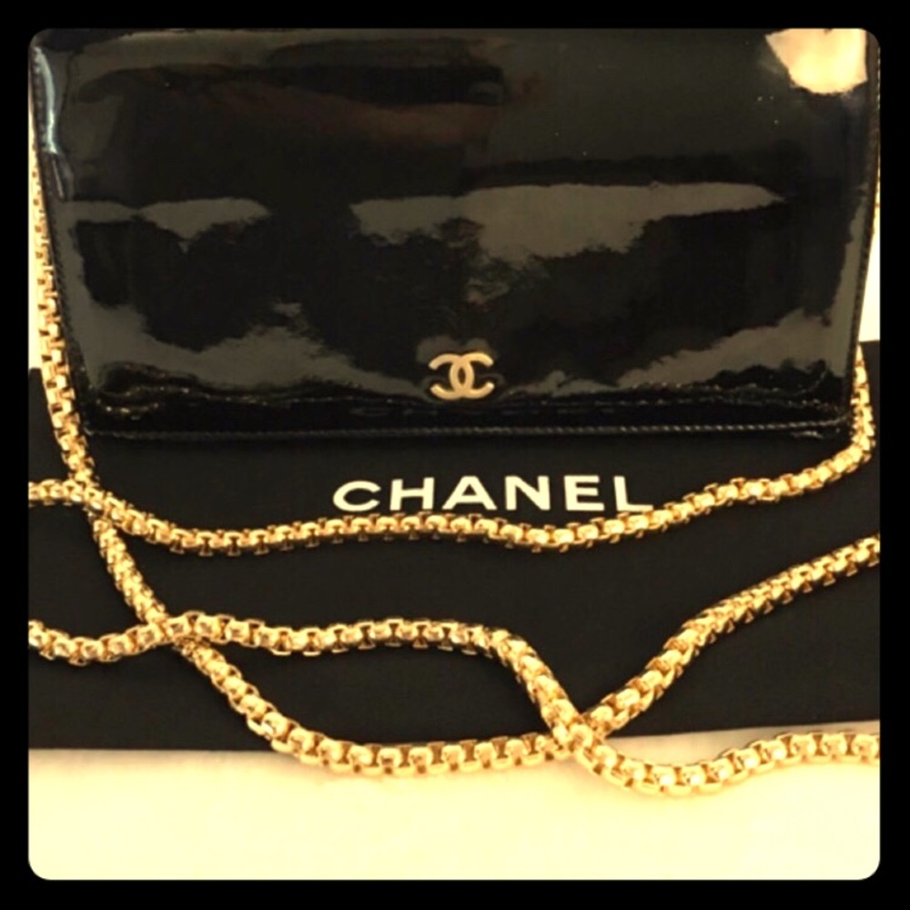 CHANEL - AUTHENTIC Patent leather long wallet.